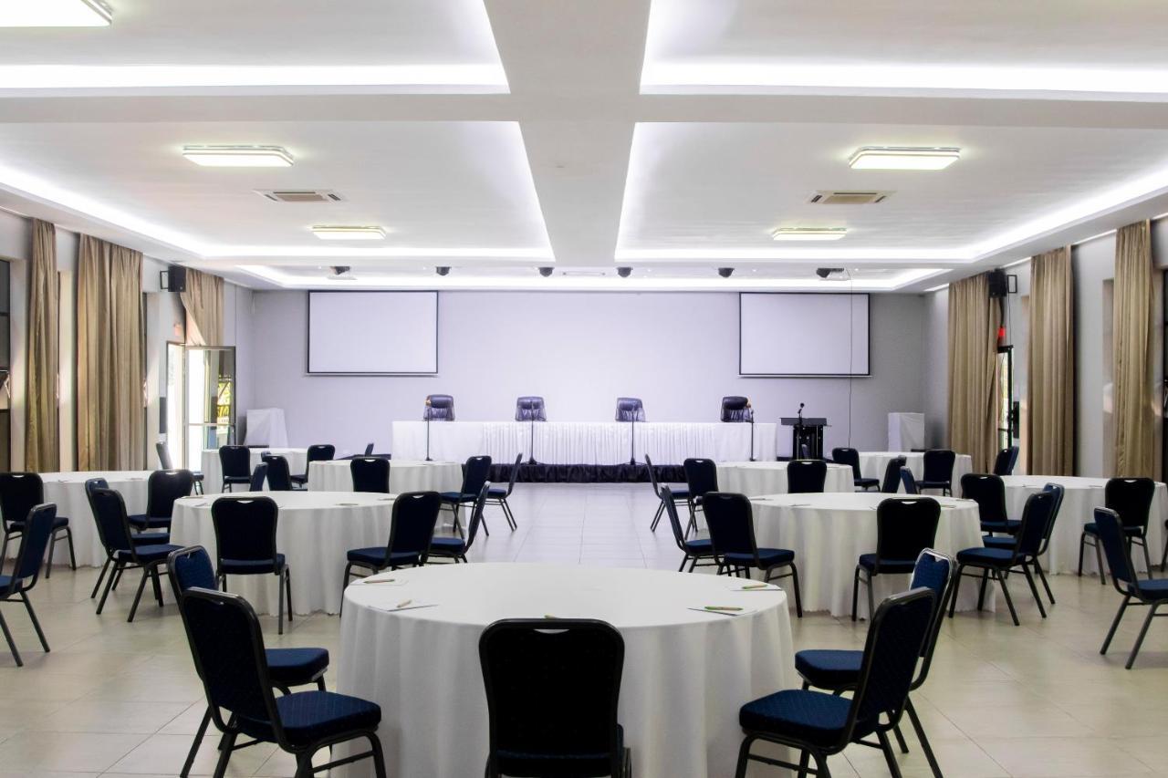 Urban Bliss Hotel Kabwe エクステリア 写真